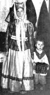 Фото Н. Волкова. Саамская женщина с ребенком. Воронинский погост, 1936 г. 